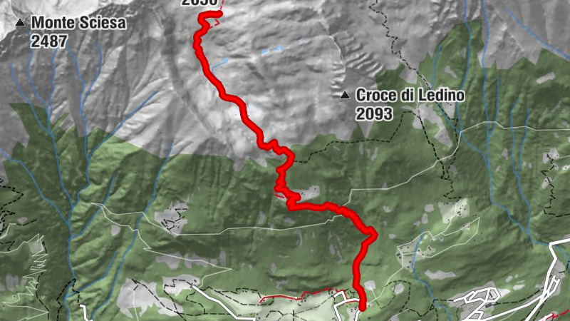 Bottani-Cornaggia, das rote Biwak in einer felsigen Landschaft