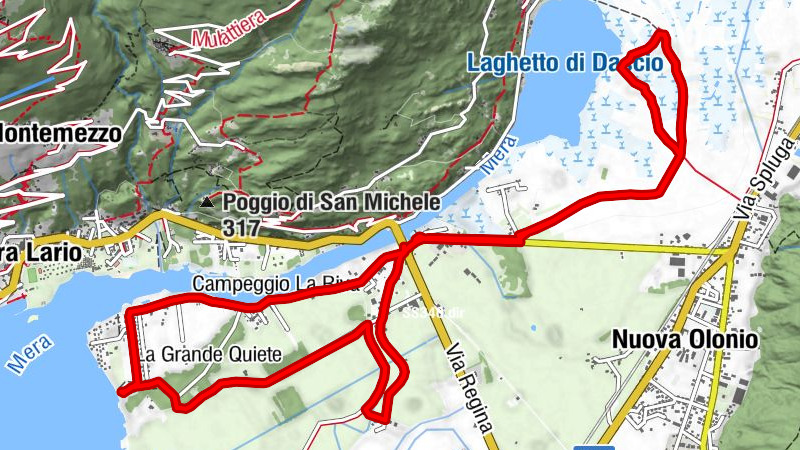 Radfahren in einem Naturschutzgebiet zwischen Land und Wasser